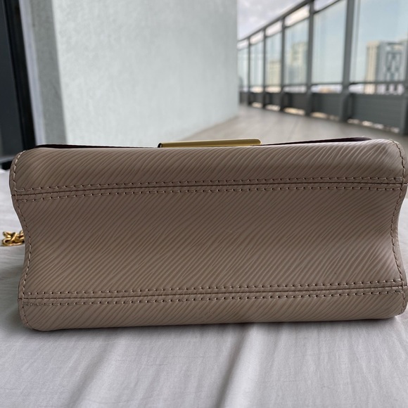 Authentic Louis Vuitton EPI Twist Lock Gold Chain Crossbody Handbag Beig… - Picture 4 of 9